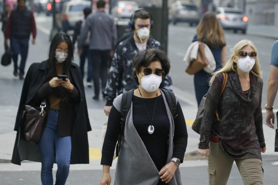 Die Menschen in San Francisco tragen Masken, um sich vor dem Rauch zu schützen. Die Behörden gaben eine Warnung heraus, dass die Luftqualität beeinträchtigt ist.