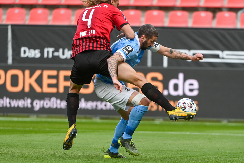 Top-Torjäger Sascha Mölders (r.) und Björn Paulsen von Ingolstadt kämpfen um das Leder.