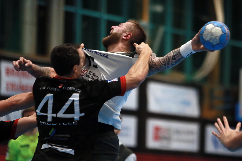 Mindaugas Dumicius (r.) im Duell mit Tobias Prestele: Für den HCE lief im Spiel gegen Fürstenfeldbruck nicht viel zusammen.