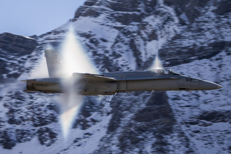 Ein F/A-18 Hornet-Kampfflugzeug der Schweizer Luftwaffe durchbricht auf dem Schießplatz Axalp-Ebenfluh in Axalp (Schweiz) die Schallmauer. (Archivbild)