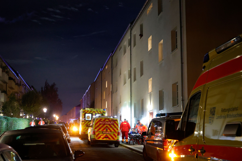 Etliche Rettungskräfte rückten am frühen Dienstagmorgen in die Straße "Grenzgraben" in Chemnitz.