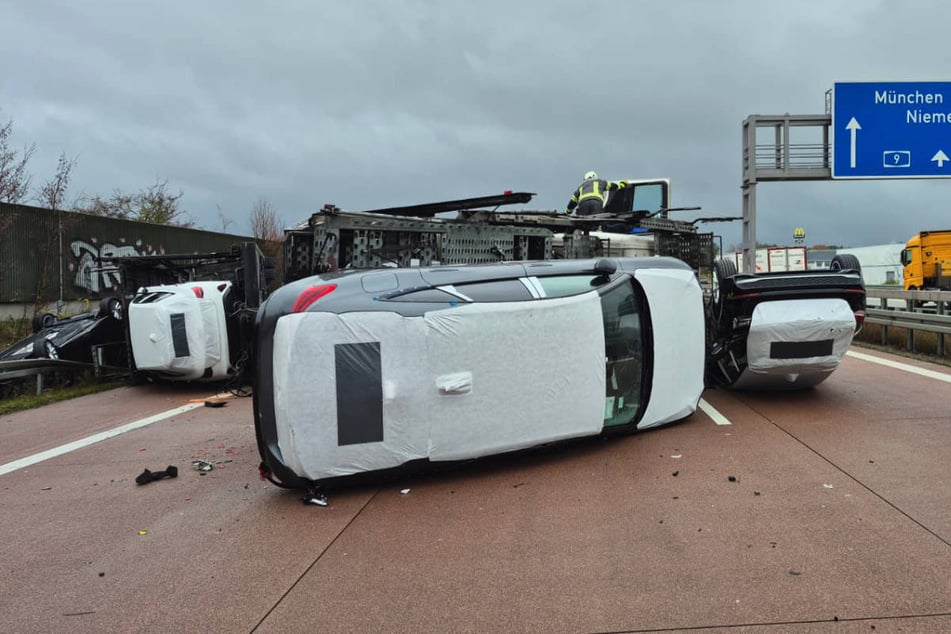 Nach dem Unfall liegen mehrere Autos auf der A9.