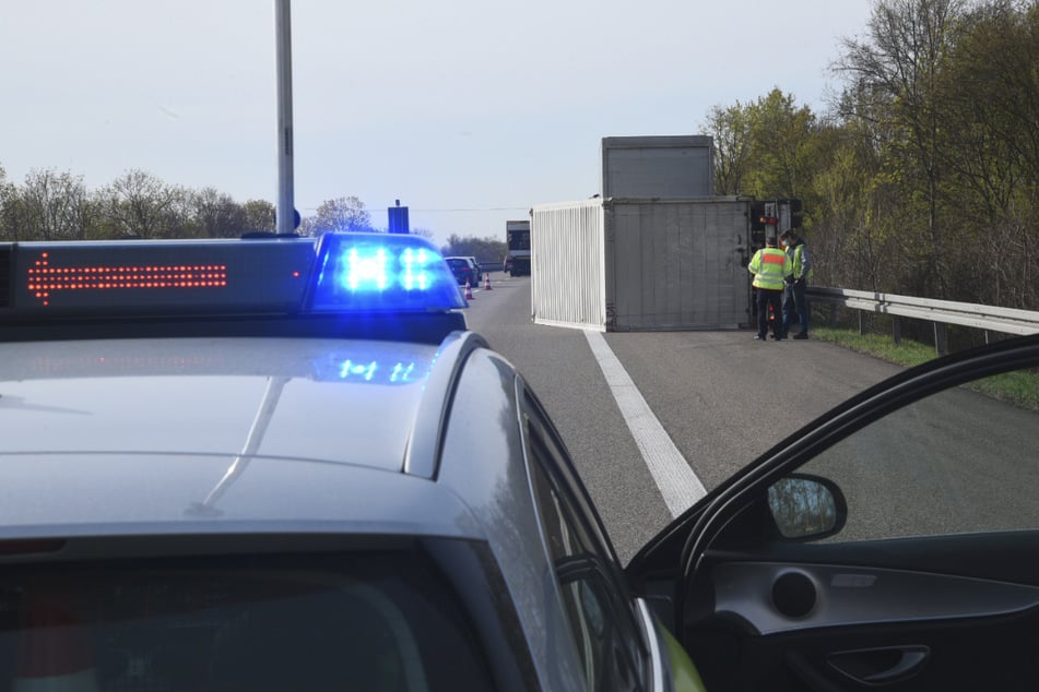 Unfall A5: Lkw-Anhänger umgekippt: A5 voll gesperrt