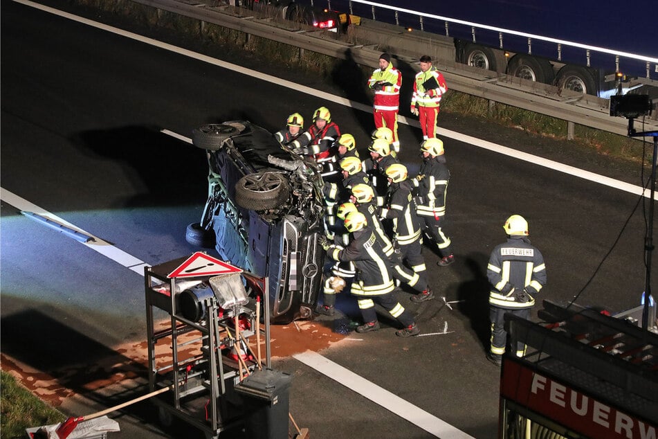 Der Mercedes überschlug sich beim Zusammenstoß mit dem Lkw.