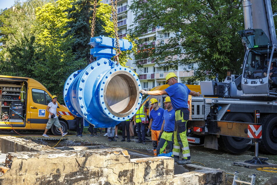 5,7 Tonnen baumeln am Haken: Dieser blaue Stahl-Schieber ersetzte gestern im Wohngebiet an der Stübelallee seinen Vorgänger aus DDR-Zeiten.