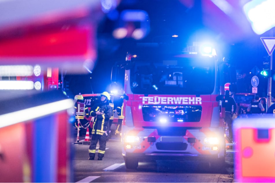 Gleich mehrere Brände hielt die Hallenser Feuerwehr in der Nacht zu Samstag in Atem. (Symbolbild)