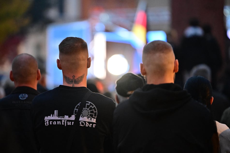 Ein Teilnehmer trug während der Kundgebung einen Pullover, auf dem das rechtsextreme Symbol der Schwarzen Sonne gedruckt ist.