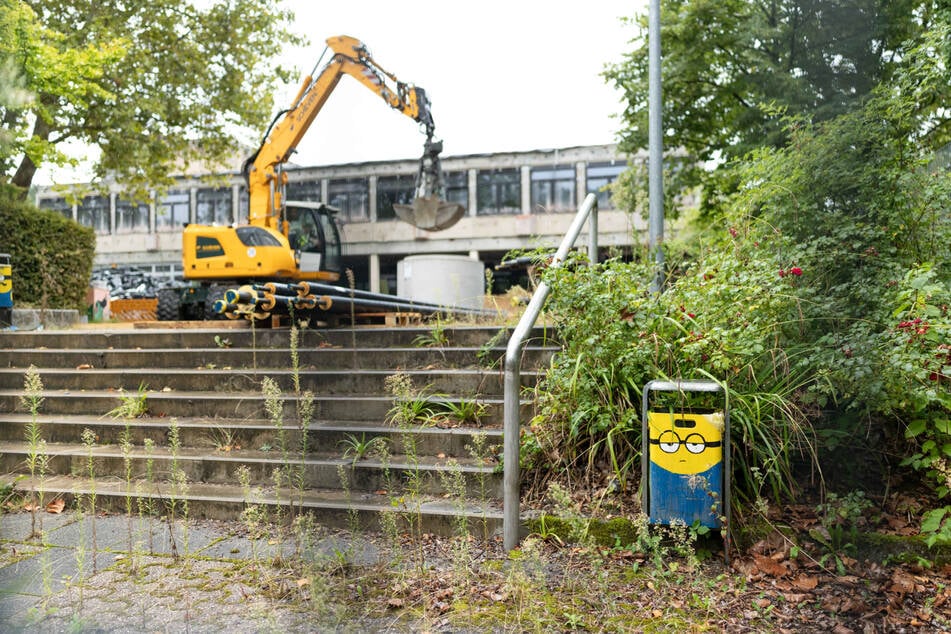 Die Abrissarbeiten am alten Schulkomplex laufen derweil weiter.