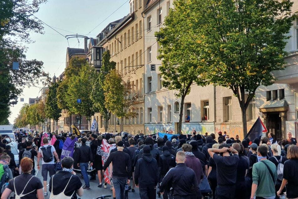 Die Demonstrierenden wollen von der Eisenbahnstraße über die Innenstadt zum Richard-Wagner-Platz laufen.