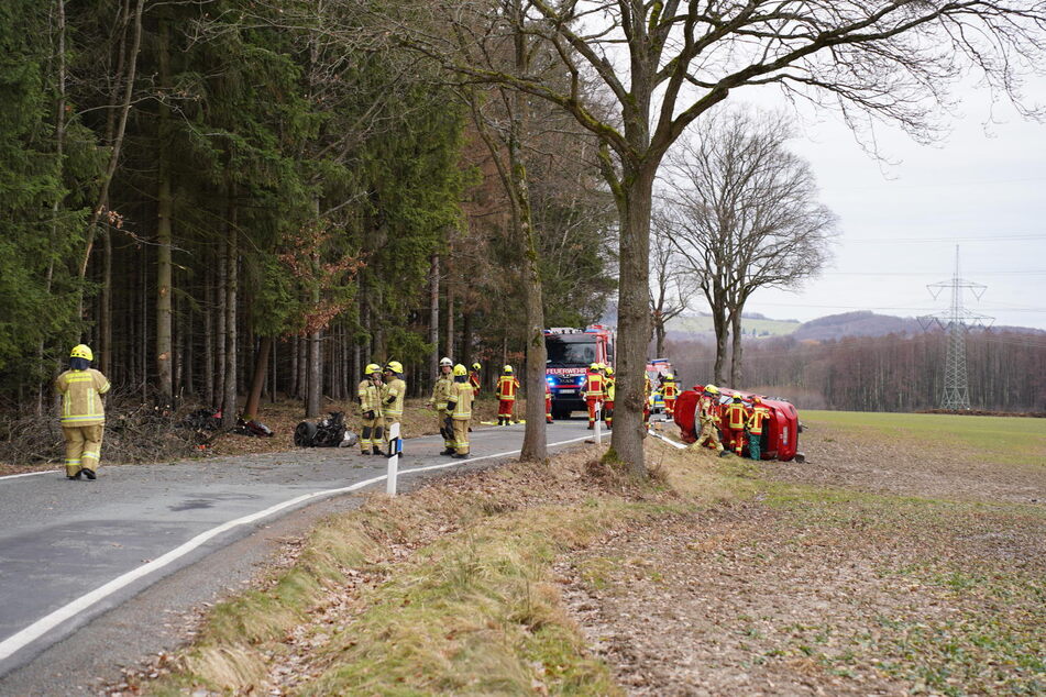 Zahlreiche Rettungskräfte wurden zum Einsatz auf der Straße zwischen Lawalde und Dürrhennersdorf gerufen.