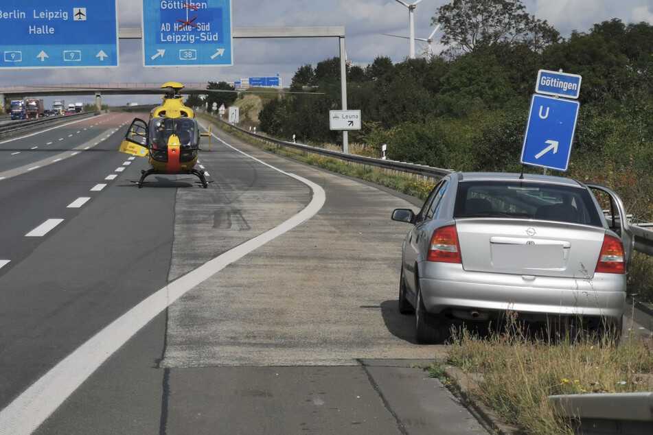Unfall auf der A9: Opel kracht in Lkw, eine Person aus Auto geschleudert