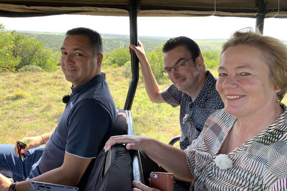 Drei Mitglieder der Schiffscrew unternehmen eine Safaritour im nahe gelegenen Nationalpark.