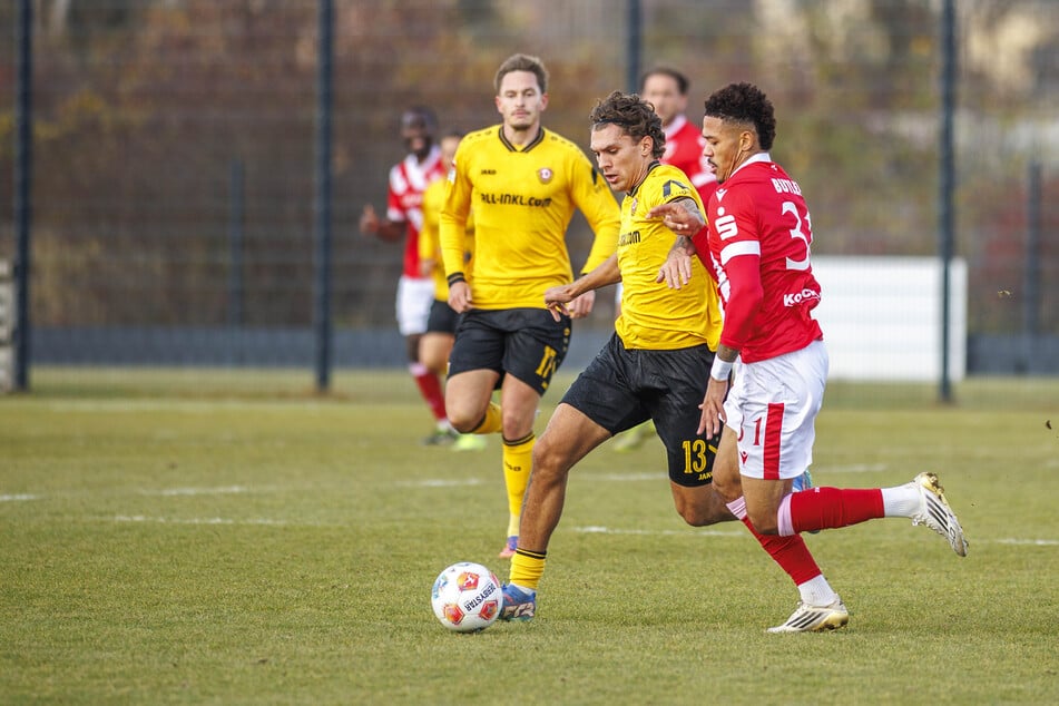 Julian Pauli (am Ball) gab nach seinem Muskelfaserriss sein Comeback.