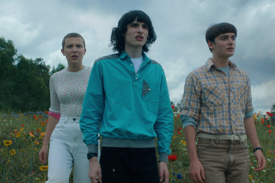 Millie Bobby Brown (18), Finn Wolfhard (20, M.) und Noah Schnapp (18, r.) in der vierten Staffel von "Stranger Things".