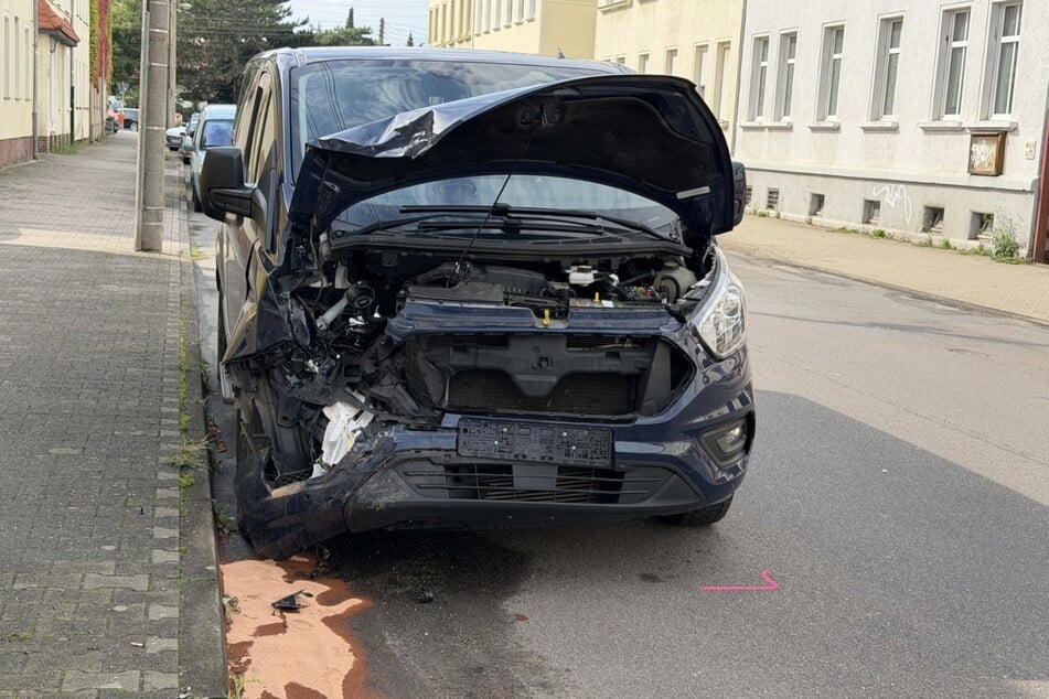 Ein Fahrzeug wurde vorn stark beschädigt.