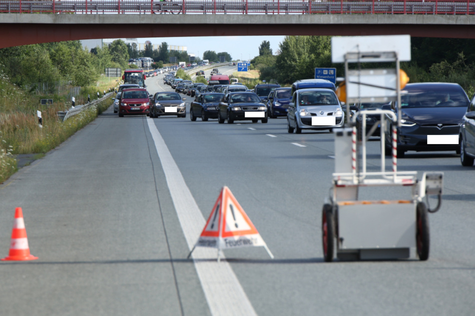 Der rechte Fahrstreifen ist blockiert. Es staut sich auf der BAB 13.