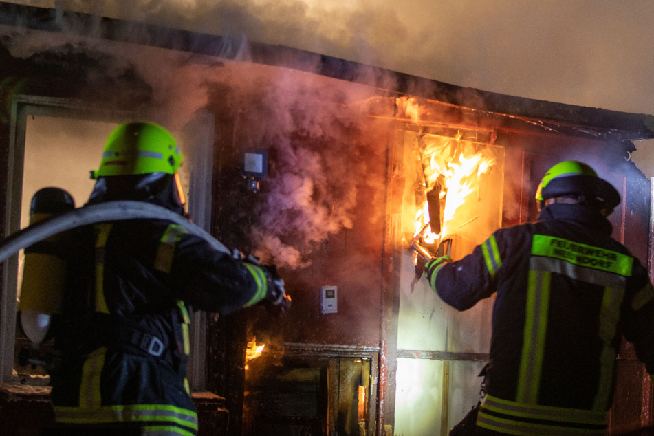 Feuerwehreinsatz in Plauen: Gartenhaus steht in Flammen