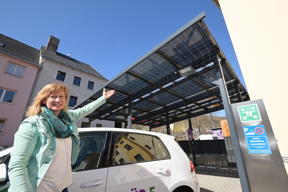 Sybille Müller (42), Prokuristin der Stadtwerke Aue-Bad Schlema, vor dem hauseigenen Solar-Carport für E-Autos und E-Fahrräder.