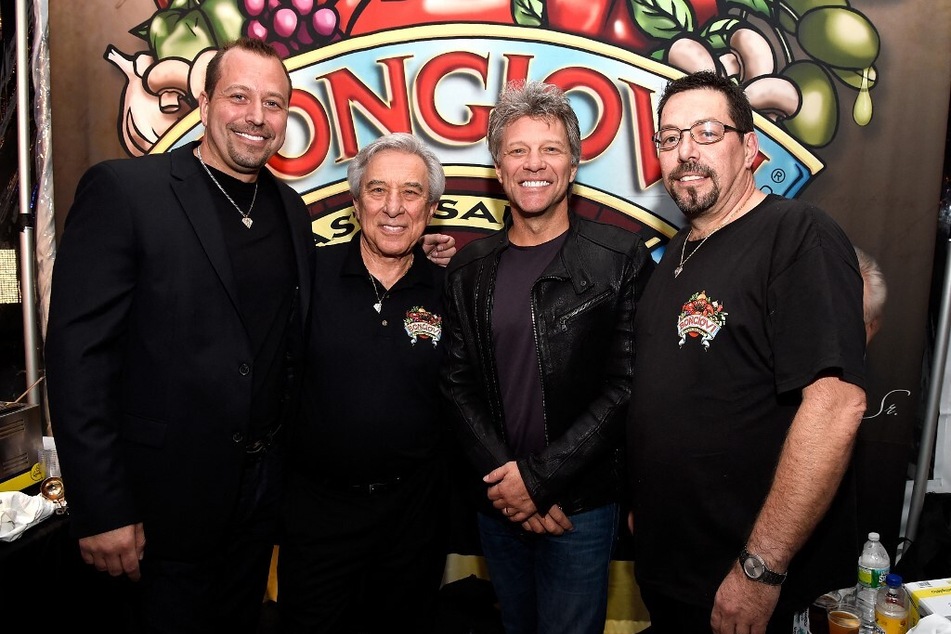 Matthew Bongiovi (50, v.l.n.r.), John Francis Bongiovi Sr., Jon Bon Jovi (62) und Anthony Bongiovi im Jahr 2014 in New York City.