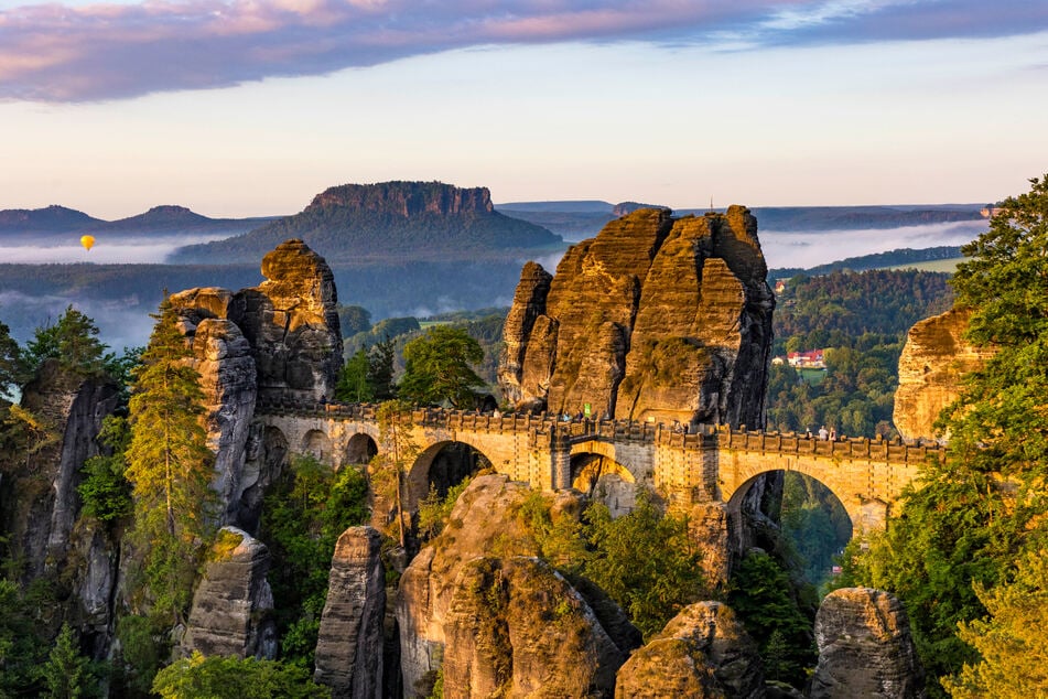 Eines der bekanntesten Postkartenmotive aus dem Freistaat: Blick auf die Basteibrücke im Sonnenaufgang.