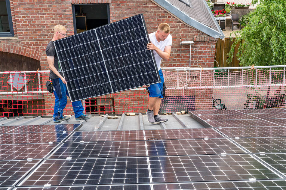 Solarmodule sollen nach und nach auf Kirchen und Gemeindegebäuden montiert werden.