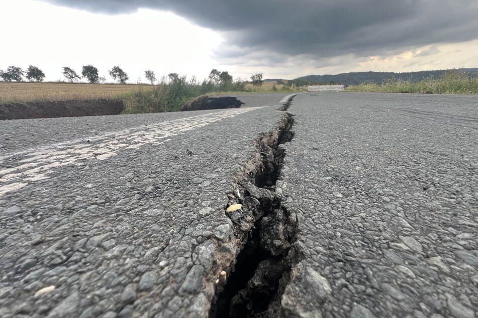 Zur Untersuchung des Anfang August entdeckten Erdfalls hat der Landkreis eine geotechnische Stellungnahme beauftragt. (Archivbild)