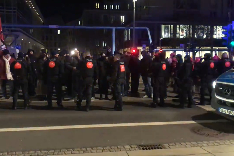 Die Polizei war mit zahlreichen Kräften am Altmarkt im Einsatz.