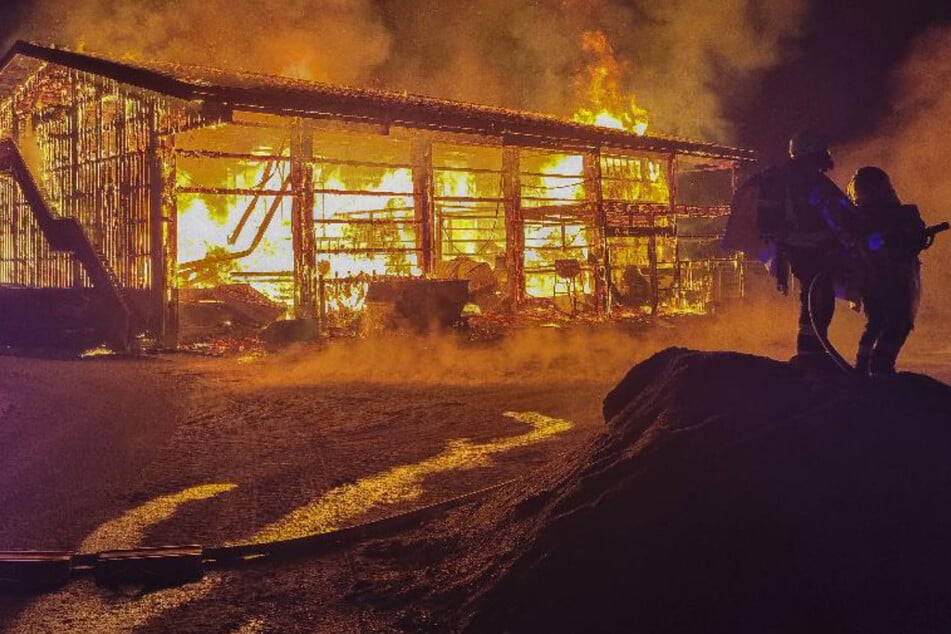 Die Halle stand beim Eintreffen der Rettungskräfte in Vollbrand.