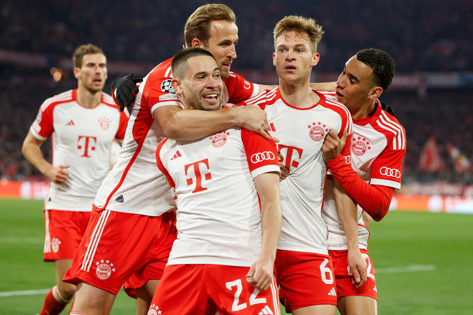 Der FC Bayern bejubelt den Führungstreffer von Joshua Kimmich (Nr. 6).