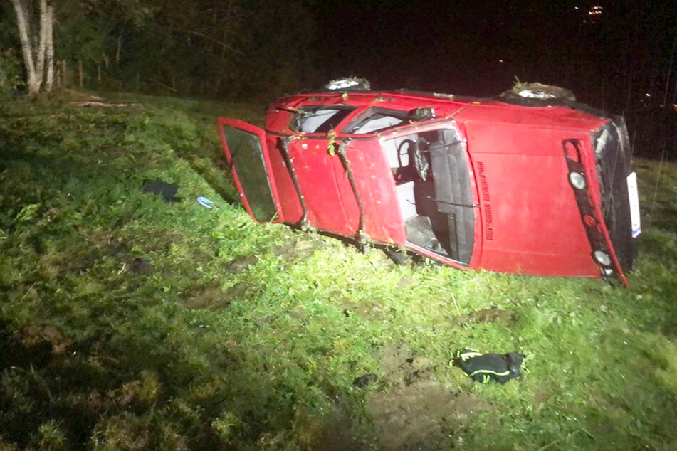 Der Unfallwagen überschlug sich wohl mehrfach und kam letztlich auf einer Seite zum Stehen.