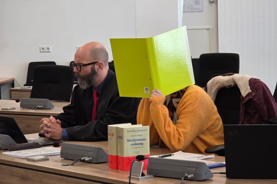 Susann E. (44) versteckte sich hinter einem Aktenordner.