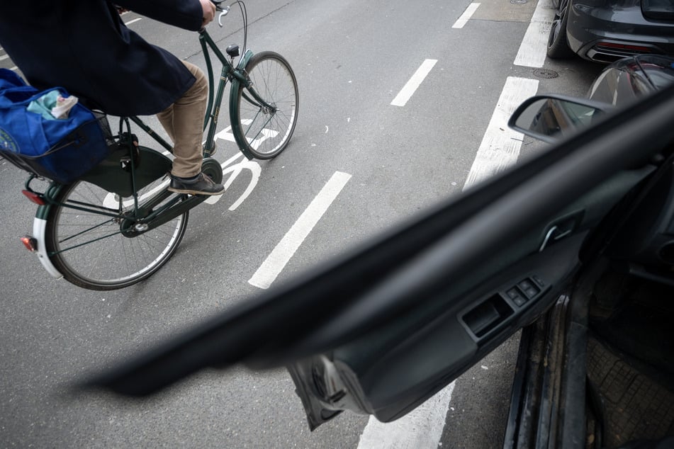 Der Radfahrer schaffte es nicht, der Autotür auszuweichen. (Symbolbild)