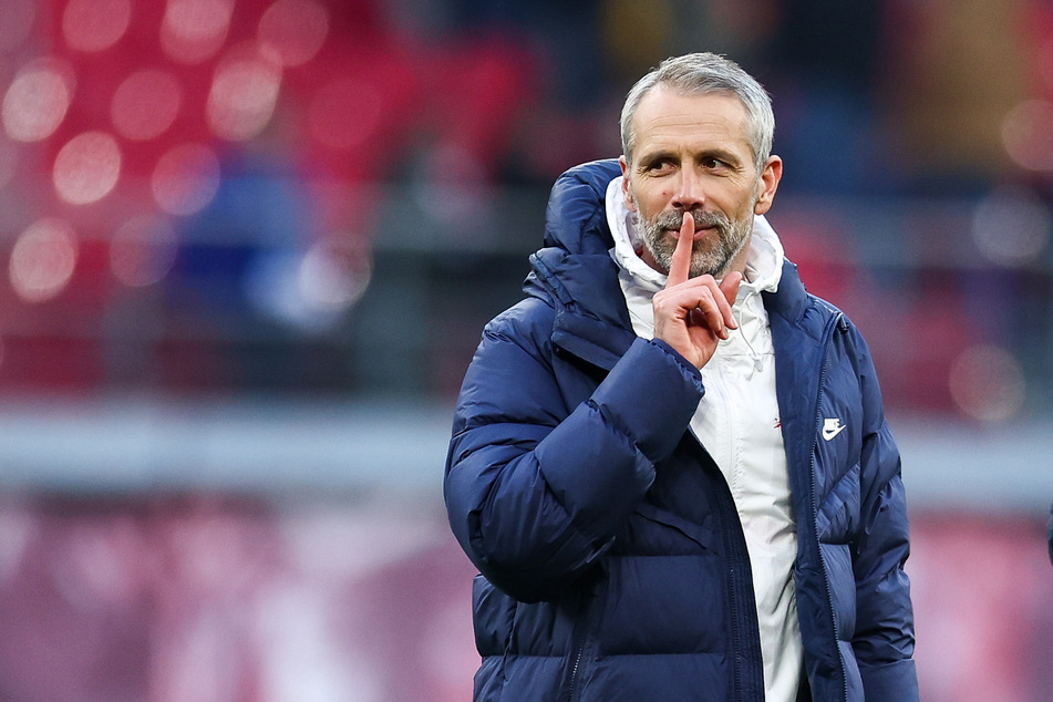 RB Leipzigs Trainer Marco Rose (47) hat ein kleines Abschiedsgeschenk eingepackt.