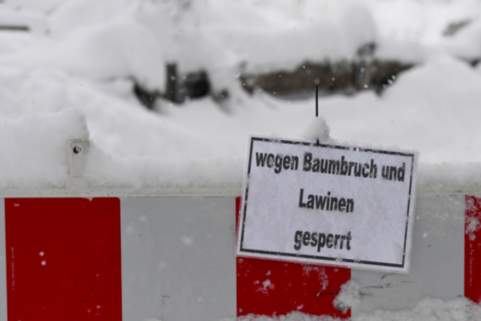Wanderwege am Karmer sind aufgrund der Lawinen- und Baumbruch-Gefahr nach tagelangen Schneefällen im Januar 2021 gesperrt.
