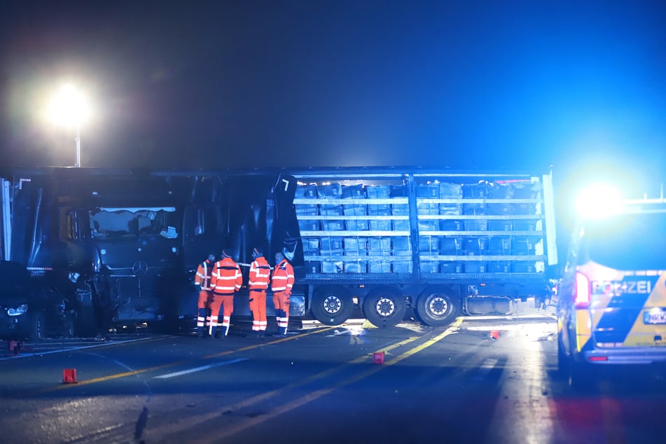 Zwischenzeitlich wurden alle anderen Verkehrsteilnehmer aufgefordert, die Autobahn zu verlassen.