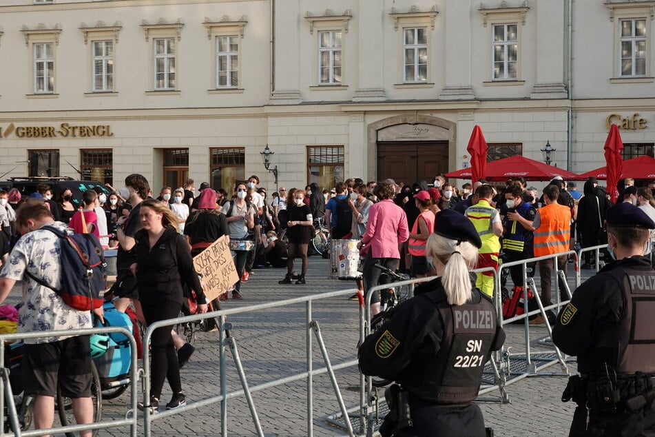 Mehrere hundert Menschen sammelten sich für den Gegenprotest.