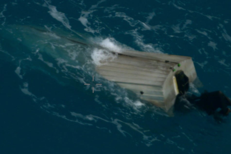 Das Boot wurde durch eine heftige Welle umgestoßen.