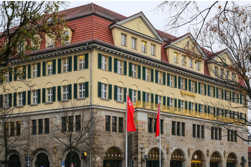 Der Hauptsitz der Ostsächsischen Sparkasse Dresden am Güntzplatz. (Archivfoto)