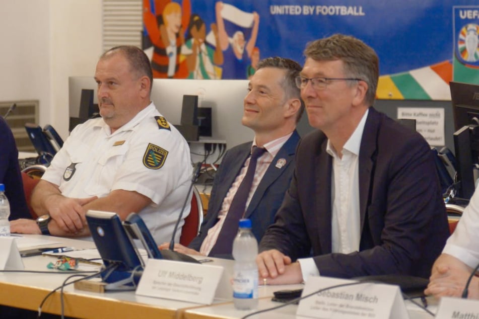 Polizeichef René Demmler (52, v.l.n.r.), Sportbürgermeister Heiko Rosenthal (49, Linke) und LVB-Geschäftsführer Ulf Middelberg freuen sich über ein gelungenes Event.