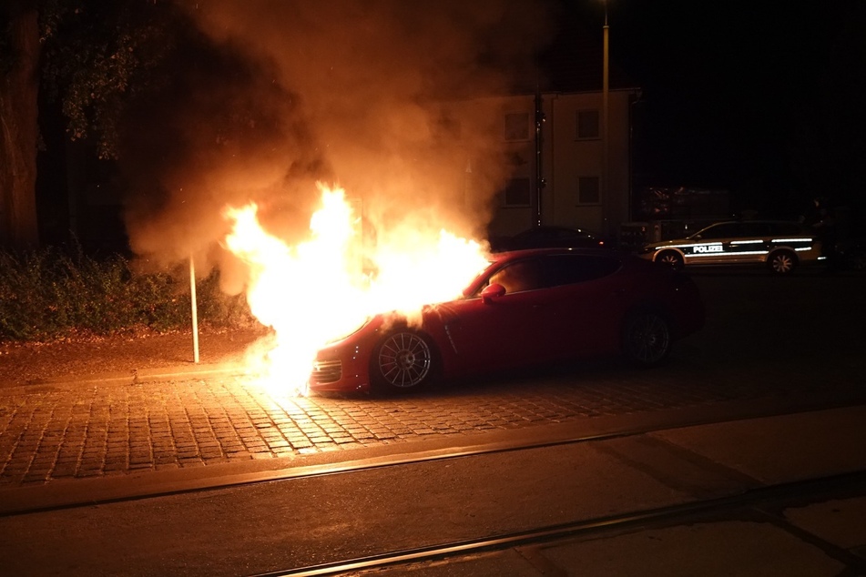 Der Porsche stand in Flammen als die Polizei eintraf.