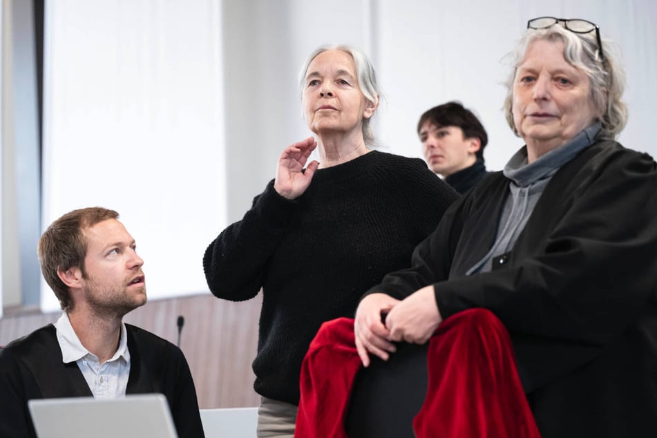 Daniela Klette (67, M.) will am Dienstag eine eigene Verteidigungsrede halten. - links und rechts ihre Anwälte Lukas Theune und Undine Weyers.
