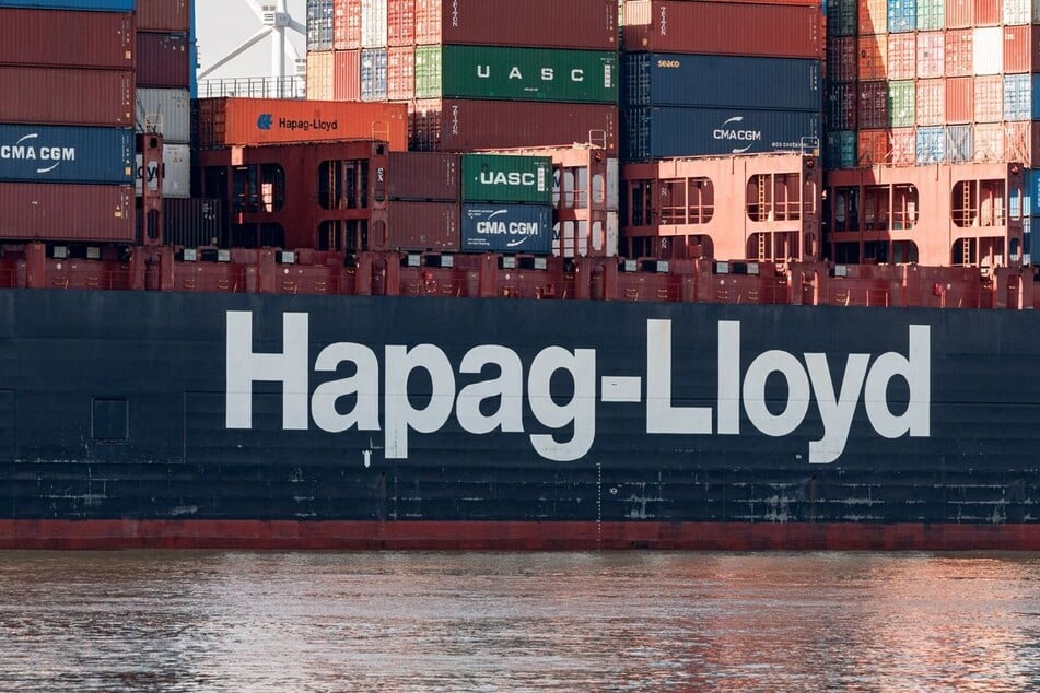 Die Hamburger Containerreederei Hapag-Lloyd setzt trotz des bisherigen Widerstands der israelischen Regierung weiter auf die Übernahme der dortigen Reederei ZIM. (Archivbild)