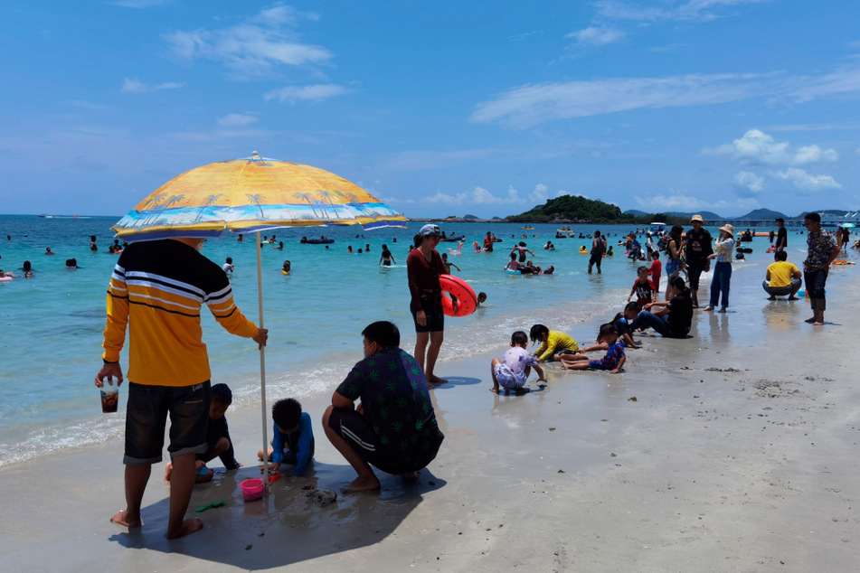 Das geht bald wieder: Einheimische und Touristen genießen die Zeit am Strand von Chonburi in Thailand.
