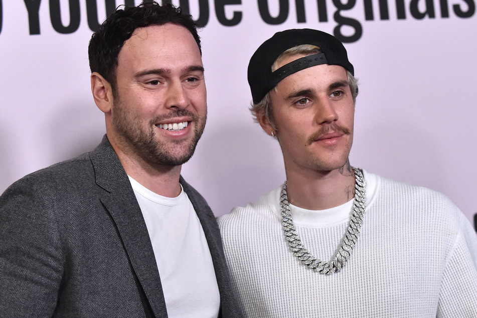 Justin Bieber has not fired Scooter Braun (l.), despite reports claiming the two had parted ways.