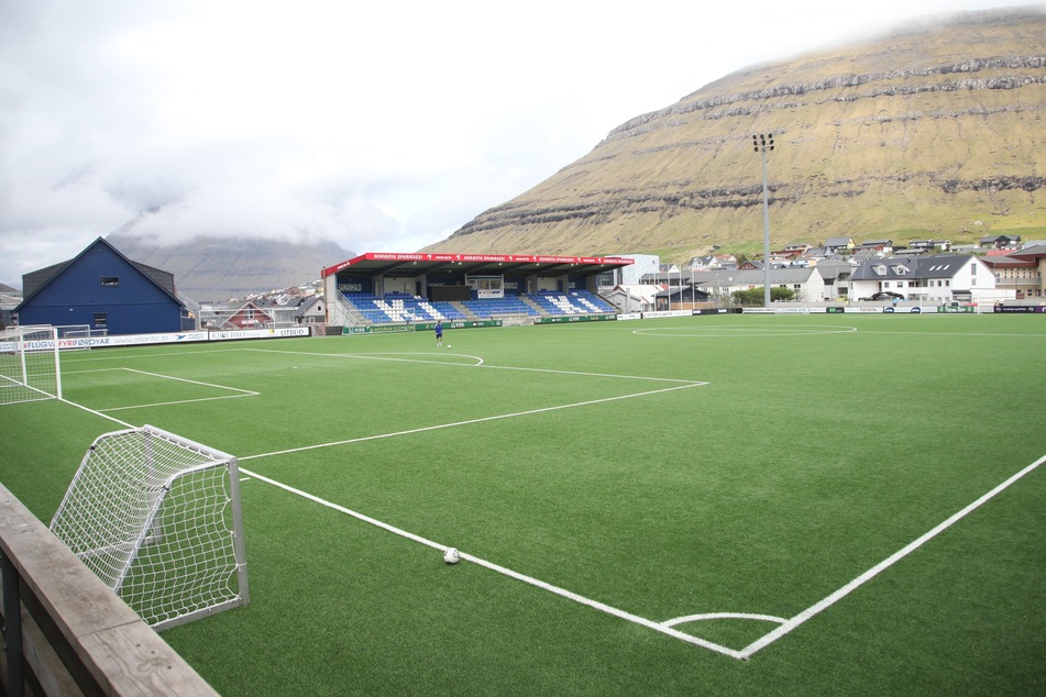 Wird hier bald Europa League gespielt? Das Stadion des KÍ Klaksvík besitzt einen besonderen Charme.