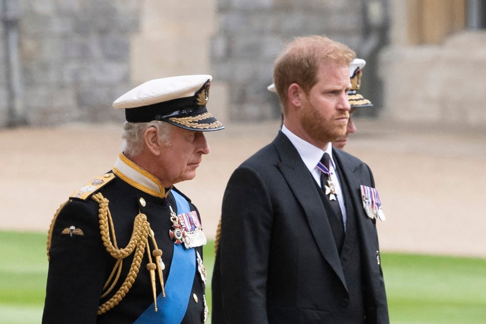 Zwischen Prinz Harry (41, r.) und König Charles (77) stehen die Zeichen offenbar auf Versöhnung.