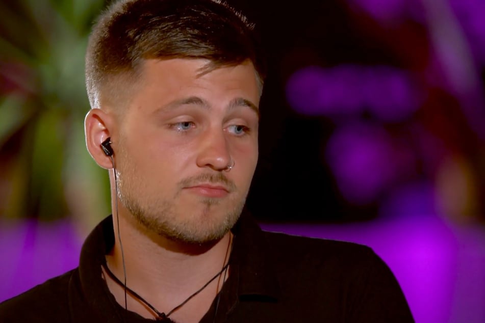 Jeremy (26) ist fassungslos über die Bilder, die seine Freundin ihm liefert. Abbrechen will er den Treuetest aber nicht.