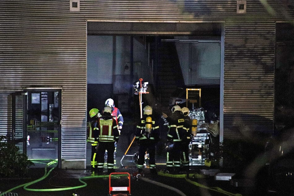 Die Wuppertaler Feuerwehr war bei dem Brand in einem Autohaus mit zahlreichen Kräften im Einsatz.
