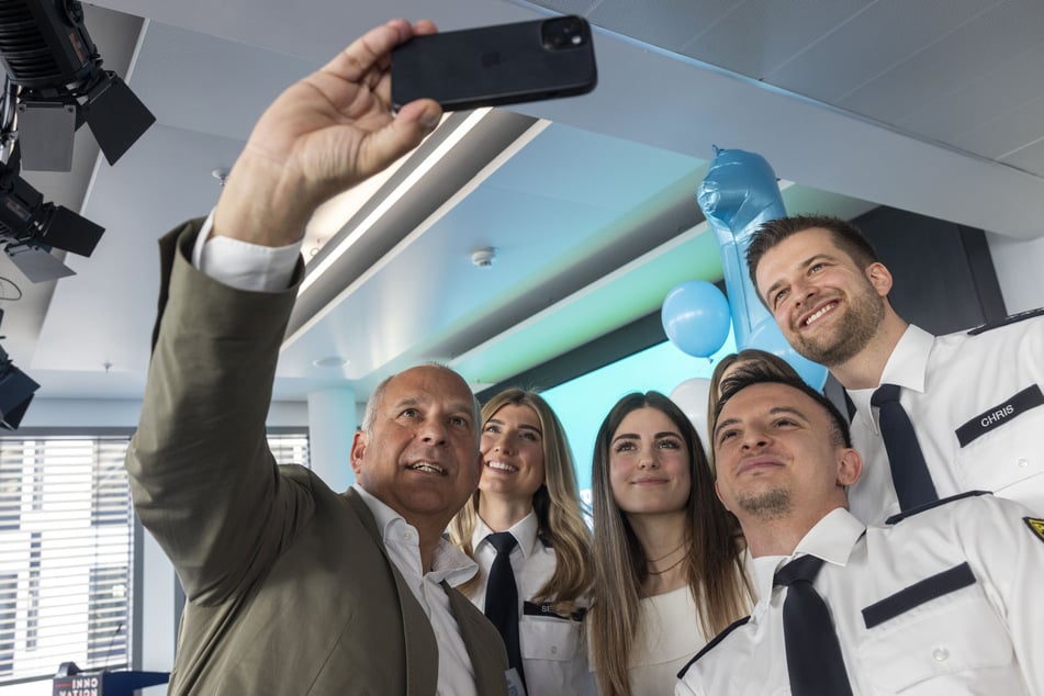 Hessens Innenminister Roman Poseck (55, CDU, l.) ist vom Projekt angetan.