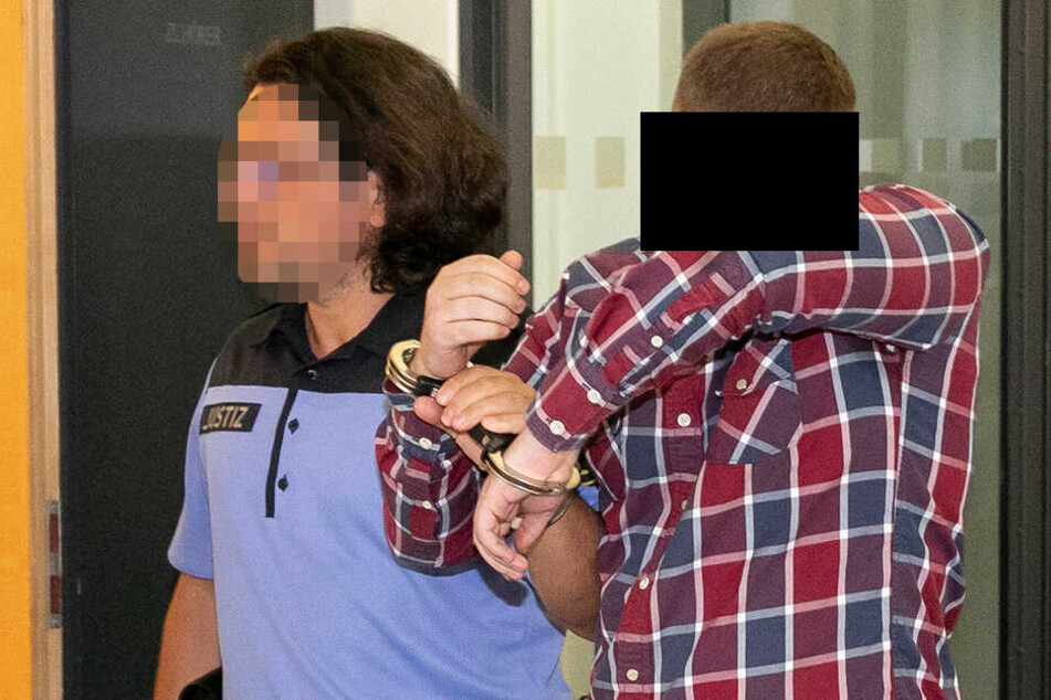 ... Steve F. (22) wurden Freitag in Handschellen ins Gericht geführt.